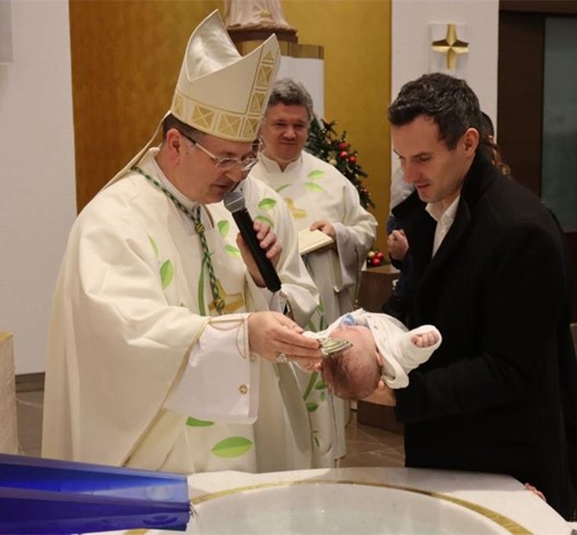 Biskup Šaško krstio osmo dijete obitelji Mećar u Župi Majke Božje Lurdske